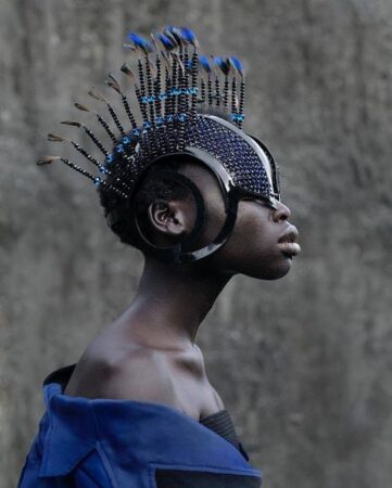Une africaine avec un masque sur les yeux